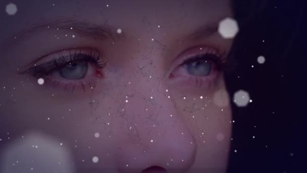 Animation Von Lichtflecken Über Dem Gesicht Einer Kaukasischen Frau Globale — Stockvideo
