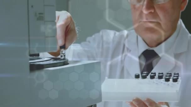 Laboratuvardaki Beyaz Erkek Bilim Adamı Üzerinde Dna Bilimsel Veri Işleme — Stok video