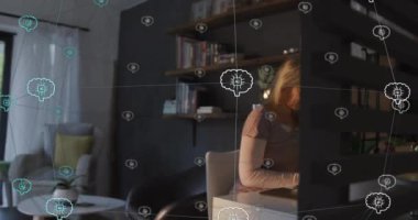 Beyinlerle bağlantıların animasyonu beyaz kadının bilgisayar kullanması üzerinden yazılan ai metinlerle. İş, teknoloji ve dijital arayüz kavramı dijital olarak oluşturuldu.