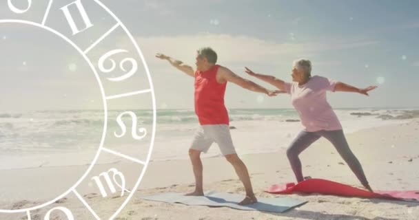 Sahilde Yoga Yapan Mutlu Çiftlerin Yıldız Falı Animasyonu Yaşam Tarzı — Stok video