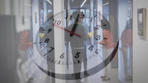 Анимация Часов Перемещающихся Над Разнообразными Коллегами Обсуждающими Работу Бизнес Технологии — стоковое видео