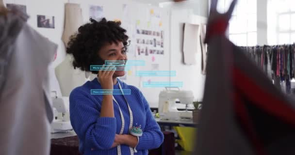 Анимация Чата Над Двуличной Деловой Женщиной Разговаривающей Смартфону Бизнес Технологии — стоковое видео