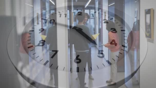 Animation Horloge Déplaçant Sur Divers Collègues Discutant Travail Concept Entreprise — Video