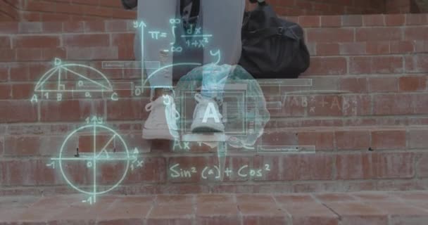 Анімація Мозку Авіо Текстовими Математичними Рівняннями Над Студентом Використанням Смартфона — стокове відео