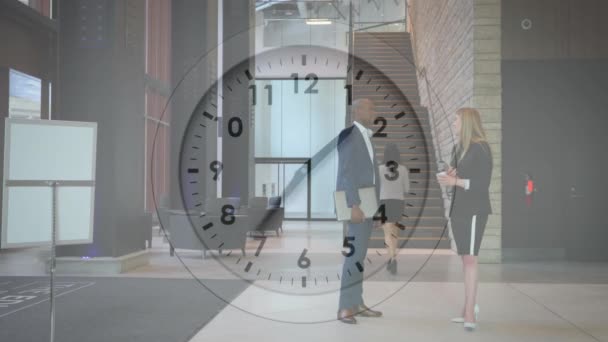Animação Relógio Movendo Sobre Diversos Colegas Falando Trabalho Conceito Negócios — Vídeo de Stock