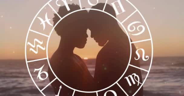 Animação Horóscopo Movendo Sobre Casal Biracial Feliz Abraçando Praia Estilo — Vídeo de Stock