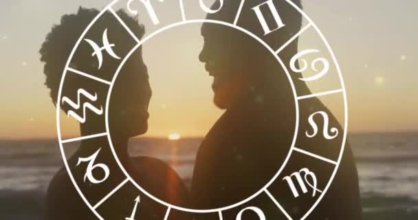 Animație Horoscop Care Deplasează Peste Cuplu Fericit Care Îmbrățișează Plajă — Videoclip de stoc