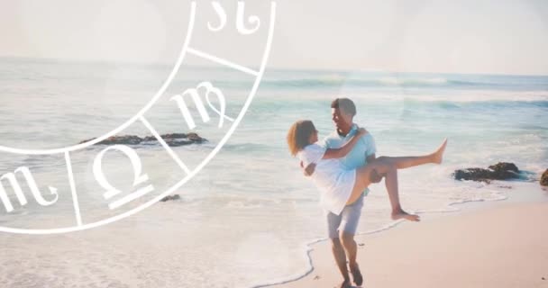 Animation Eines Horoskops Das Sich Über Ein Glückliches Paar Strand — Stockvideo