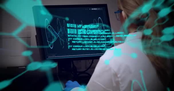 Анимирование Обработки Световых Медицинских Данных Над Женщиной Ученым Работающей Компьютером — стоковое видео