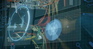 Kafkasyalı kadın bilgisayar sunucusu üzerinden tarama ve veri işleme görüntüsü. küresel hesaplama ve veri işleme kavramı dijital olarak oluşturulmuş resim.