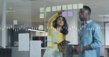 Ofiste iş tartışan çeşitli iş adamlarının finansal veri işleme görüntüsü. Küresel iş, finans ve dijital arayüz kavramı dijital olarak oluşturulmuş görüntü.