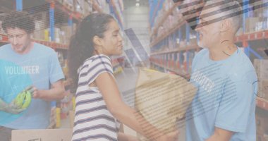 Depodaki erkek gönüllülere bir çanta bağışlayan kadınla ilgili istatistiksel veri işleme. lojistik ve ulaşım sektörü kavramı