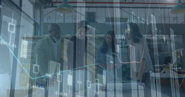 Çeşitli iş adamlarının konuştuğu veri işleme görüntüsü. küresel iş, finans, bağlantılar ve dijital arayüz konsepti dijital olarak oluşturulmuş görüntü.