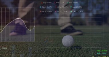 Golf sahasındaki erkek golfçünün veri işleme görüntüsü. Küresel spor, rekabet, hesaplama ve veri işleme kavramı dijital olarak oluşturulmuş görüntü.