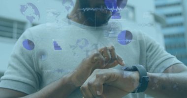 Akıllı kaset kullanan iki ırklı iş adamının veri işleme görüntüsü. Küresel iş ve dijital arayüz kavramı dijital olarak oluşturulmuş görüntü.