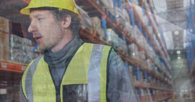 Kafkas erkek yöneticisinin depoda yürüdüğünü gösteren güvenlik kamerasının birleşik görüntüsü. Lojistik ve iş teknolojisi kavramı