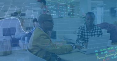 Ofisteki çeşitli iş adamlarıyla ilgili finansal veri işleme resmi. Küresel iş ve dijital arayüz kavramı dijital olarak oluşturulmuş görüntü.