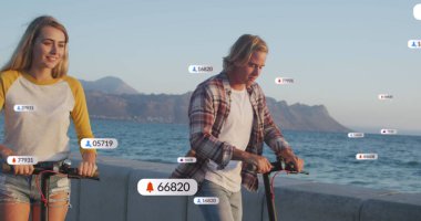 Elektrikli scooterlara binen beyaz çiftler üzerinde artan sayılara sahip birden fazla dijital simge. Sosyal medya ağı ve teknoloji kavramı