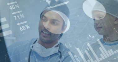 Hastanedeki çocukla konuşan çeşitli doktorların bilgi arayüzü görüntüsü. Dijital bileşik, çoklu maruz kalma, rapor, iş, küresel, tıbbi, çocukluk, sağlık, teknoloji.