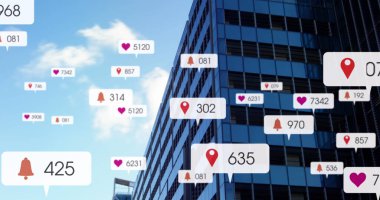 Şehir manzarası üzerinde sosyal medya veri işleme resmi. Küresel sosyal medya, bağlantılar, hesaplama ve veri işleme kavramı dijital olarak oluşturuldu.