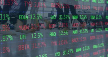 İş adamları üzerinden finansal veri işleme görüntüsü. küresel iş, bağlantılar ve veri işleme kavramı dijital olarak oluşturulmuş görüntü.