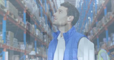 Depoda çalışan adamın istatistik ve mali veri işleme görüntüsü. küresel gönderim ve bağlantılar konsepti dijital olarak oluşturulmuş görüntü.