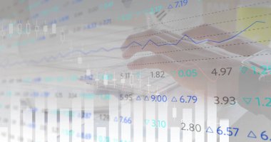 Bilgisayarda yazı yazan bir kadının finansal veri işleme görüntüsü. küresel iş ve finans kavramı dijital olarak oluşturulmuş görüntü.