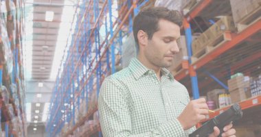 Depoda çalışan adamın veri işleme görüntüsü. küresel sevkiyat, dağıtım ve bağlantılar konsepti dijital olarak oluşturuldu.