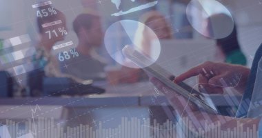 Ofiste dijital tablet kullanan bir kadının dijital bileşimi. Arka planda çeşitli meslektaşlar ve ön planda hareket eden grafikler var. 