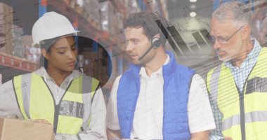 Kafkasyalı bir depo müdürünün depoda Kafkasyalı işçilerle tartıştığını gördüm. Önplanda çalışan grafik ve istatistiklerin dijital görüntüsü