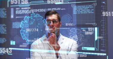 Covid-19 hücresiyle dijital arayüz ve düşünceli beyaz erkek doktor aleyhinde veri işleme. covid-19 tıbbi araştırma ve teknoloji konsepti