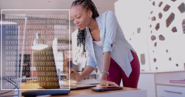 Ofiste dizüstü bilgisayar kullanan melez bir iş kadınının veri işleme görüntüsü. Küresel iş, teknoloji ve dijital arayüz kavramı dijital olarak oluşturulmuş görüntü.
