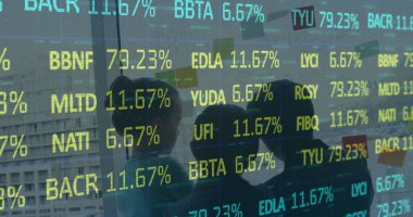 İş adamları üzerinden finansal veri işleme görüntüsü. küresel iş, bağlantılar ve veri işleme kavramı dijital olarak oluşturulmuş görüntü.