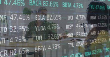 Teslimatçı ve minibüsün mali veri işleme görüntüsü. Küresel işletme veri işlemeyi ve dijital olarak oluşturulan görüntü konseptini finanse eder.