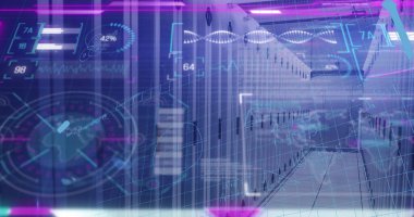 Sunucu odasına karşı veri işleme ve matematiksel denklemlerle arayüz görüntüsü. Bilgisayar arayüzü ve iş veri depolama teknolojisi kavramı