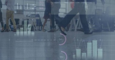 İş adamları üzerinden finansal veri işleme görüntüsü. küresel iş, bağlantılar ve veri işleme kavramı dijital olarak oluşturulmuş görüntü.