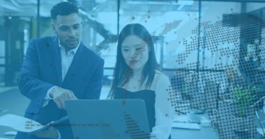 Çeşitli iş adamları üzerinde finansal veri işleme görüntüsü. Küresel internet güvenliği siber suç veri işleme ve dijital olarak oluşturulmuş görüntü teknolojisi kavramı.