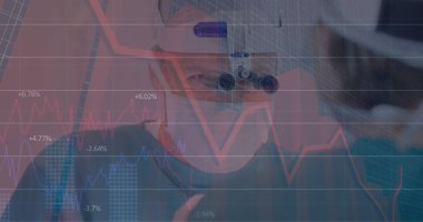Operasyon sırasında beyaz erkek cerrah üzerinden finansal verilerin görüntüsü. Sağlık, ilaç, finans ve ekonomi konsepti dijital olarak oluşturulmuş imaj.
