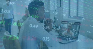 Ofisteki çeşitli iş adamlarının veri işleme görüntüsü. Küresel iş ve dijital arayüz kavramı dijital olarak oluşturulmuş görüntü.