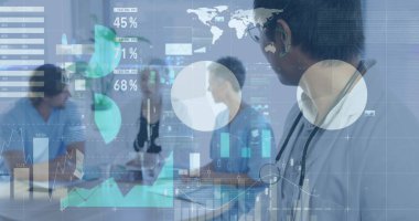 Hastanedeki gülümseyen Asyalı doktor için bilgi arayüzü, grafikler ve alım satım panosu resmi. Dijital bileşik, çoklu pozlama, rapor, borsa, küresel, iş ve sağlık konsepti.