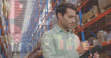 Depoda çalışan adamın veri işleme görüntüsü. küresel sevkiyat, dağıtım ve bağlantılar konsepti dijital olarak oluşturuldu.