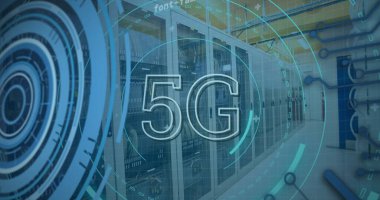 Sunucular üzerinde 5G metin, dürbün tarama ve veri işleme resimleri. Küresel bağlantılar, veri işleme ve dijital arayüz konsepti dijital olarak oluşturulmuş resim.