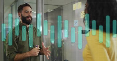 Ofiste çalışan çeşitli iş adamlarının üstündeki sütunların görüntüsü. Küresel iş, finans ve dijital arayüz kavramı dijital olarak oluşturulmuş görüntü.