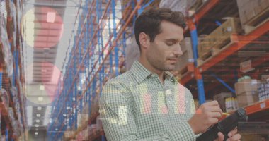 Depoda çalışan adamın veri işleme görüntüsü. küresel sevkiyat, dağıtım ve bağlantılar konsepti dijital olarak oluşturuldu.