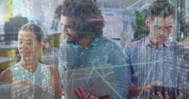 Ofisteki çeşitli iş adamları üzerinden hareket eden sütunlarla bağlantı ağının görüntüsü. Küresel finansman, iş ve dijital arayüz kavramı dijital olarak oluşturulmuş görüntü.