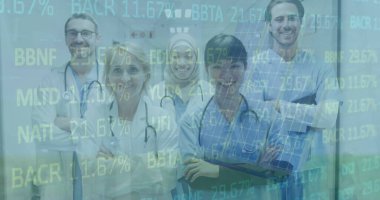 Kameraya bakan mutlu kadın ve erkek doktorların finansal verileri. Sağlık, ilaç ve finans kavramı dijital olarak üretilen imaj.