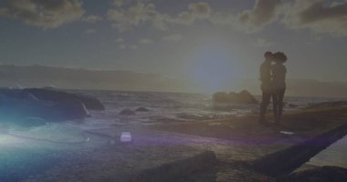 Afrika kökenli Amerikalı çiftin kucaklaşması üzerine ışık lekeleri. Birlikte zaman geçirmek ve dijital arayüz konsepti dijital olarak oluşturulmuş görüntü.