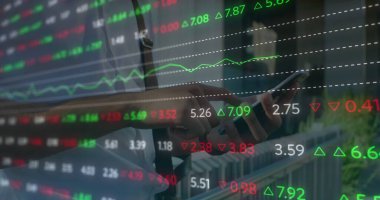 Akıllı telefon kullanan bir adamın finansal veri işleme görüntüsü. Küresel hesaplama, iş, finans ve veri işleme kavramı dijital olarak oluşturulmuş görüntü.