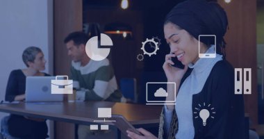 Çeşitli iş adamları üzerine düşen ikonların görüntüsü. global business, finans, data işleme ve dijital arayüz kavramı dijital olarak oluşturuldu.