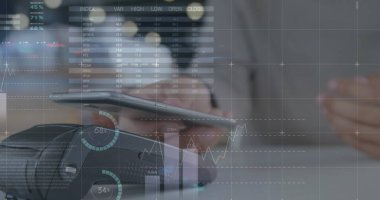 Finansal veriler ve grafikler, akıllı telefon kullanan beyaz adamın ellerinde. Finans, ekonomi, iletişim ve teknoloji konsepti dijital olarak oluşturulmuş görüntü.